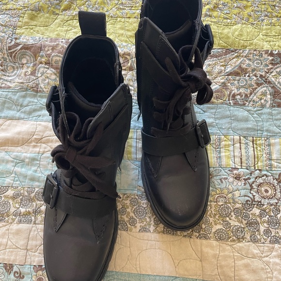 UGG Boots - Picture 8 of 9